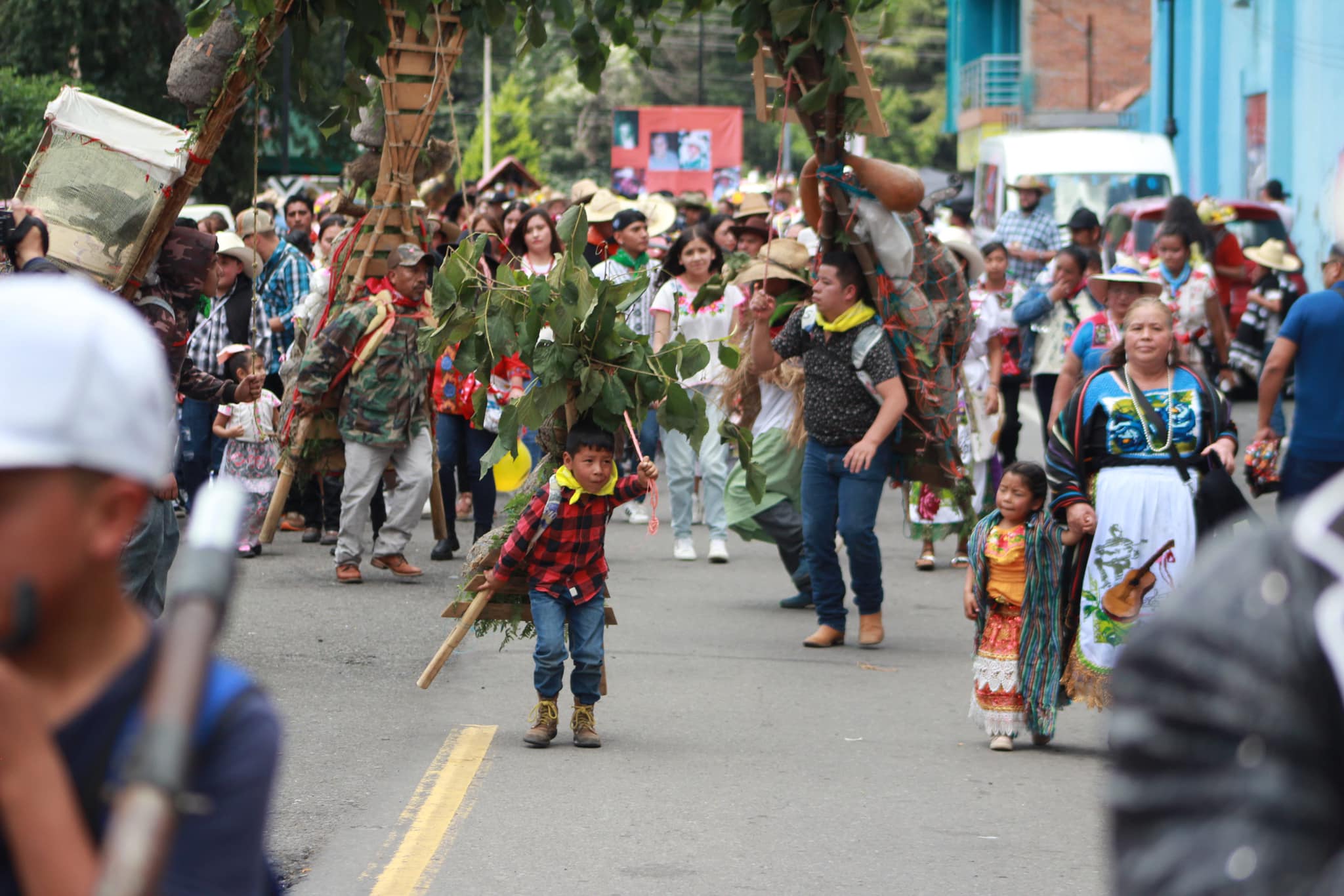 Paracho se llena de tradición y música con el Desfile de Corpus